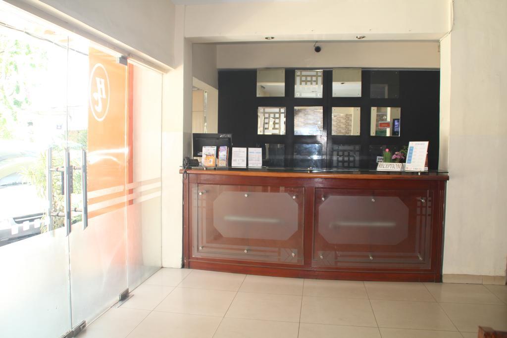 Hotel Celebes Манадо Екстериор снимка