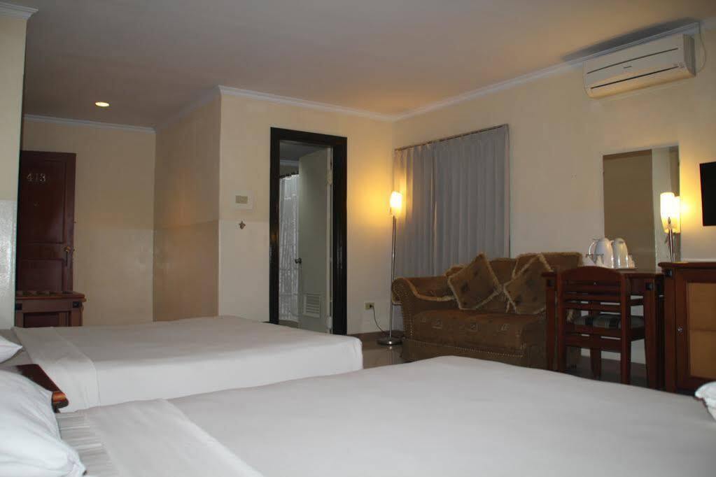 Hotel Celebes Манадо Екстериор снимка